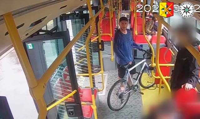 В Праге рассерженный пассажир разбил дверь автобуса: видео