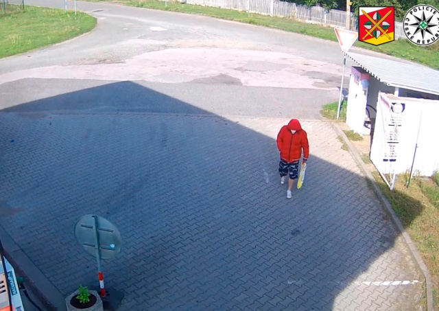 В Чехии продавщица дала отпор вооруженному грабителю: видео