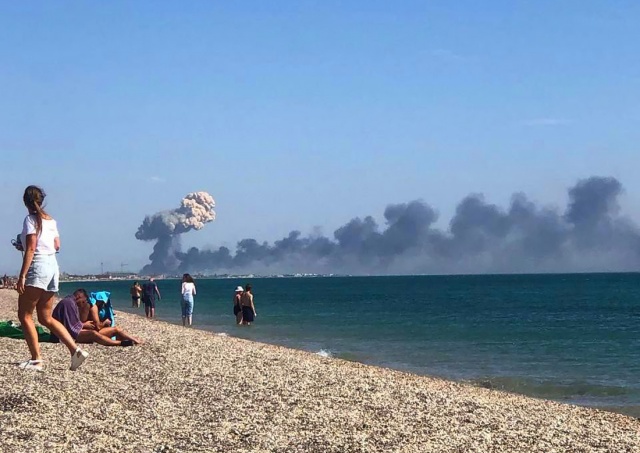 В Крыму на российской авиабазе произошла серия мощных взрывов: видео