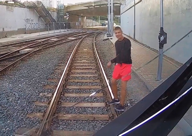 В Брно неадекватный мужчина забросал трамвай камнями: видео