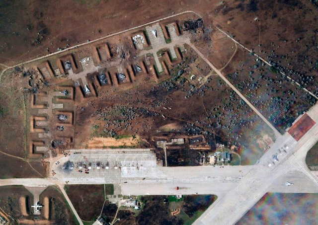 Опубликованы спутниковые снимки последствий взрывов на российской авиабазе в Крыму