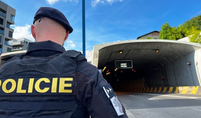 В Праге полиция перекрыла Страговский тоннель из-за самоубийцы
