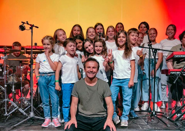 Вакарчук пригласил детей-беженцев спеть на концерте в Праге: видео