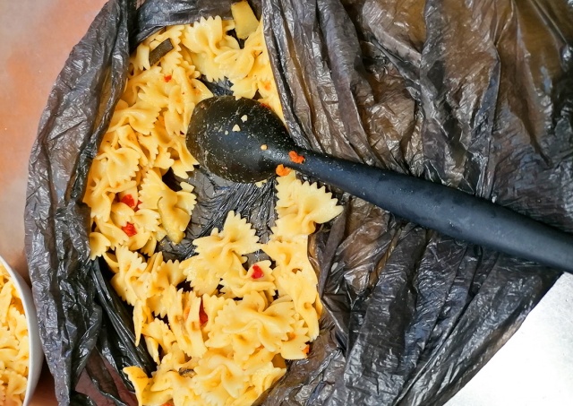 Чтобы не мыть посуду: в Праге детский сад 10 лет подавал обеды в пакетах для мусора