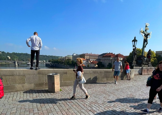 Иностранец спрыгнул с Карлова моста в центре Праги: видео