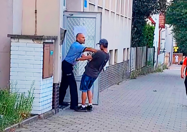 По соцсетям разлетелось видео с пражским полицейским, избивающим мужчину