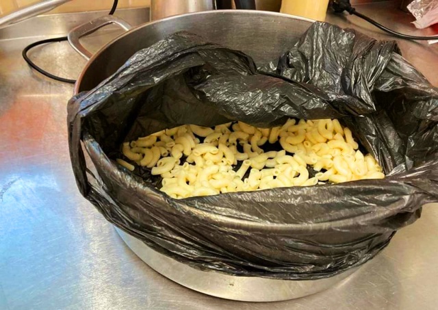 Пражский детский сад ответил на обвинения в подаче обедов в мусорных пакетах