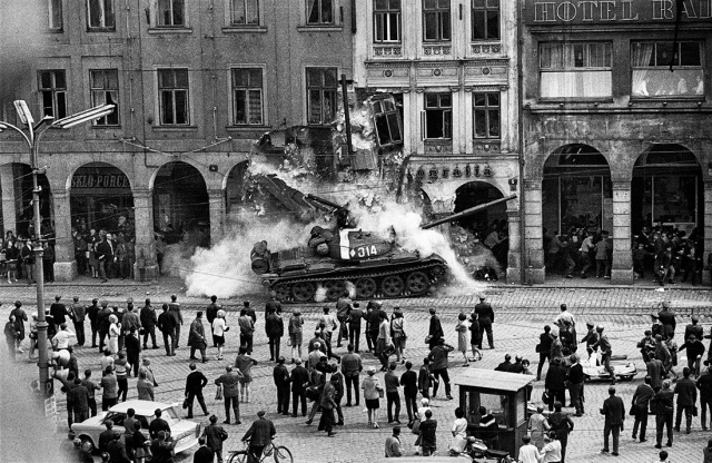 Ровно 54 года назад войска Варшавского договора вторглись в Чехословакию