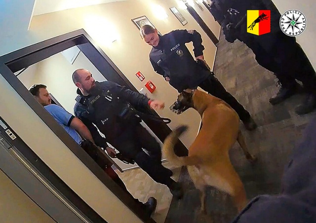 В Праге забравшийся в отель вор спрятался от полиции под кроватью: видео