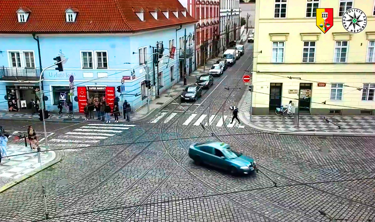 Преступник на угнанном такси устроил безумный заезд по Праге: видео