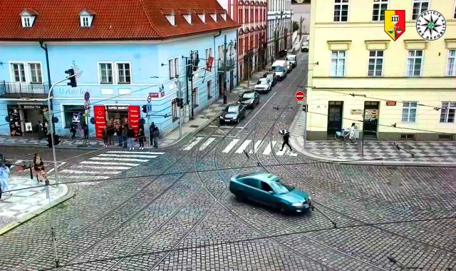 Преступник на угнанном такси устроил безумный заезд по Праге: видео