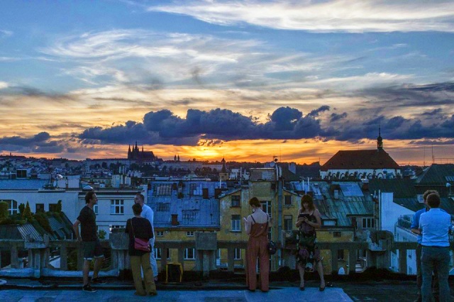 Во вторник жители Праги смогут заночевать на крыше дворца «Люцерна»