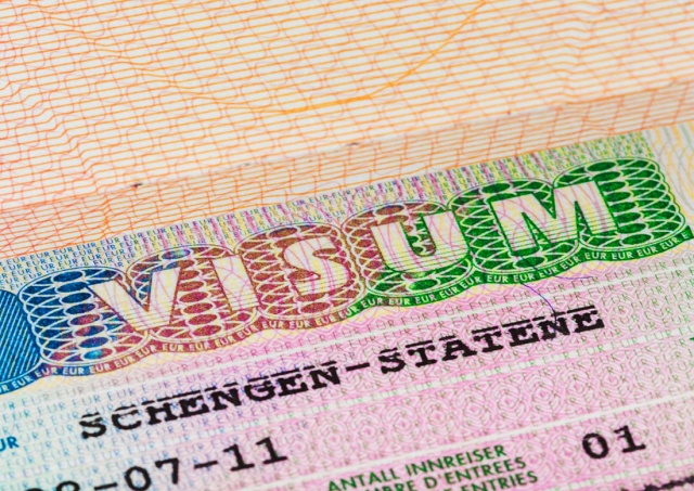 Девять стран ЕС перестали принимать документы на визы от российских туристов