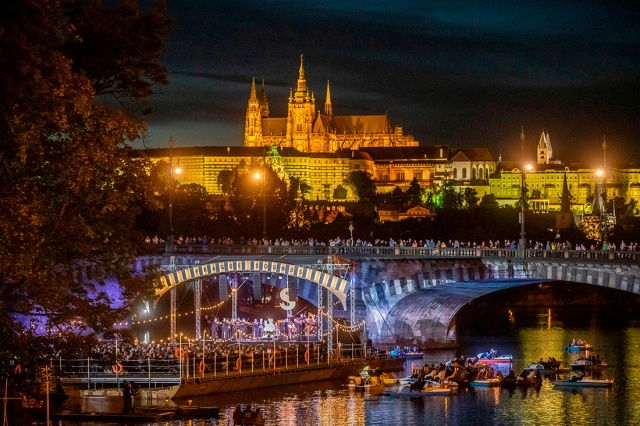 Сегодня «Чешская филармония» даст концерт на плавучей платформе в центре Праги