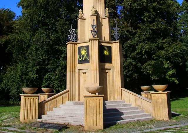 В Чехии вандал нарисовал на памятнике красноармейцам буквы «UA»