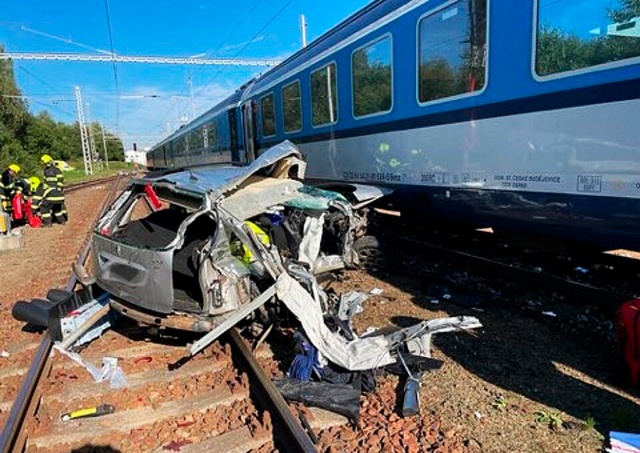 В Чехии легковушка выехала прямо под пассажирский поезд. Водитель погиб
