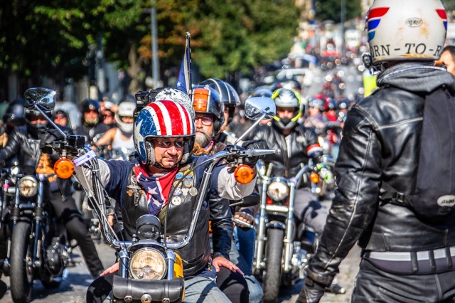 По улицам Праги проехали 800 мотоциклов Harley-Davidson: видео