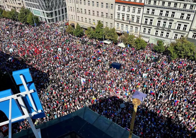 Антиправительственный митинг в центре Праги собрал 70 тыс. человек