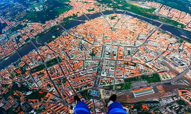 Прыжок парашютистов на Вацлавскую площадь Праги: впечатляющее видео