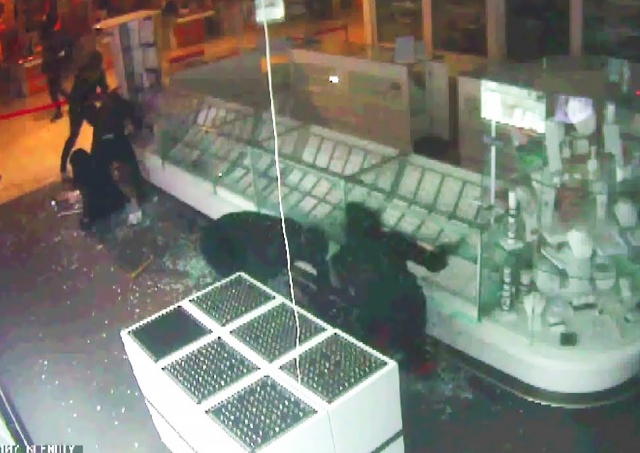 Продуманное ограбление ювелирного магазина в Чехии попало на видео