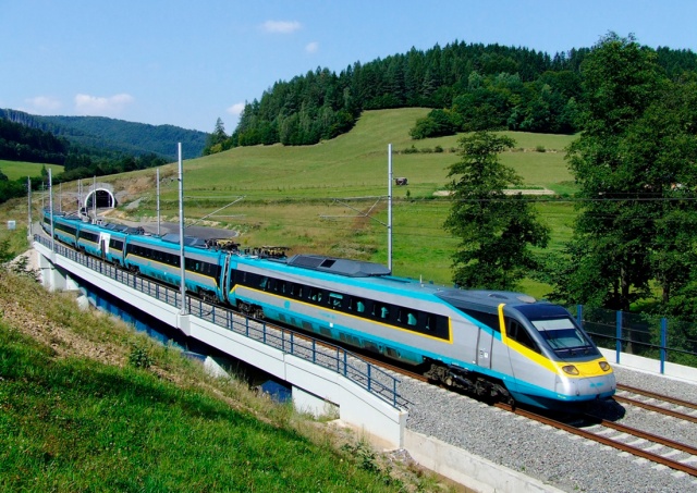 В Чехии пассажирские поезда едва не столкнулись лоб в лоб
