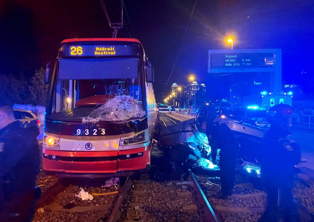 В Праге пьяный водитель выехал прямо под трамвай