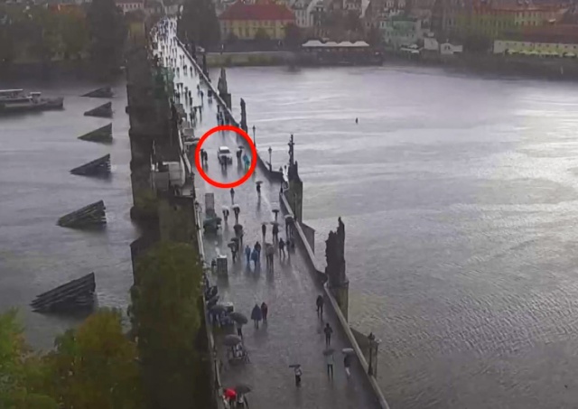 Иностранца в Праге оштрафовали за проезд на машине по Карлову мосту: видео