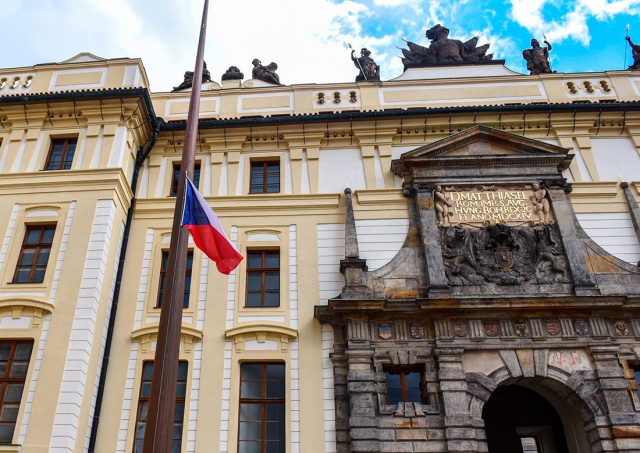 Над Пражским Градом приспустили флаги в память о Елизавете II