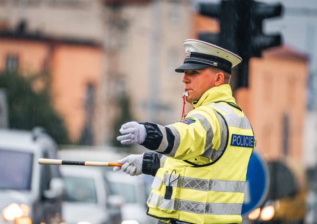 Полиция Чехии напомнила водителям значения сигналов регулировщика
