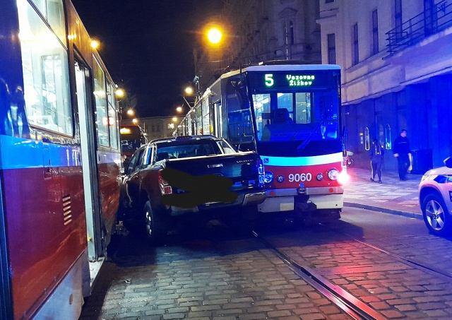 В Праге автомобиль зажало между трамваями