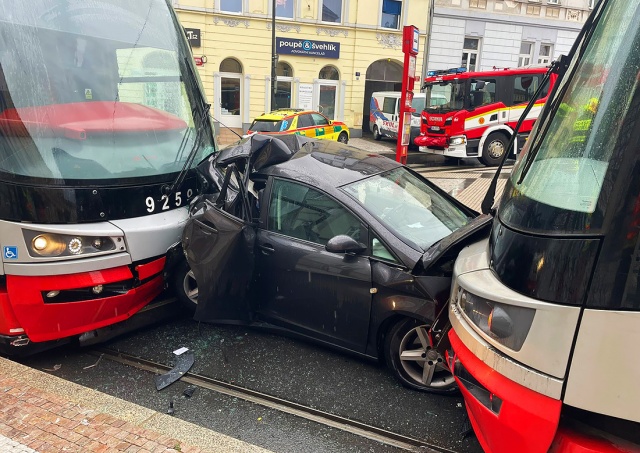ДТП в Праге: трамваи «смяли» автомобиль