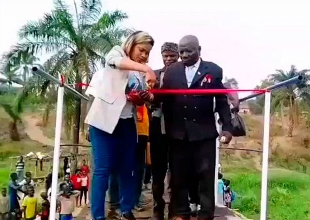 В Конго новый мост обрушился в момент перерезания красной ленточки: видео