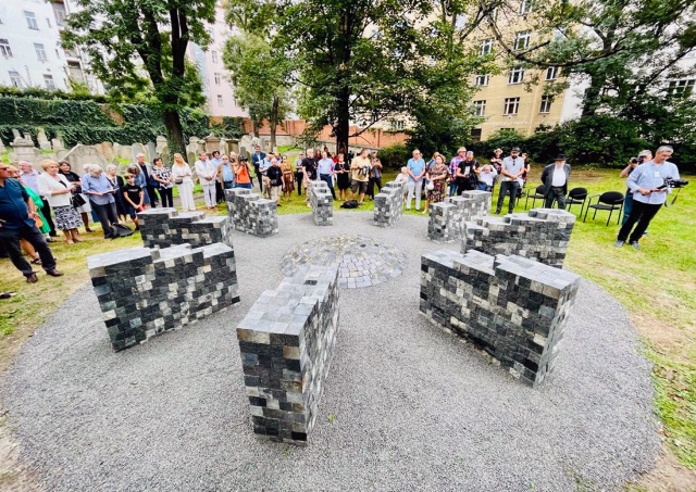 В Праге открыли необычный памятник