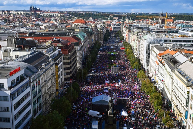 Антиправительственный митинг в Праге собрал десятки тысяч человек