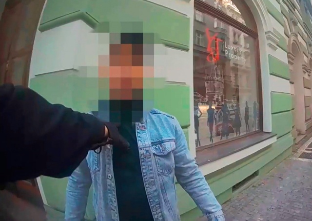 Мат и пьяная агрессия: в центре Праги задержали иностранных вандалов