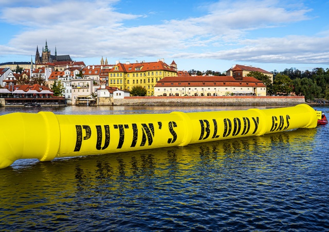 «Кровавый газ Путина»: на реке в центре Праги прошла акция протеста 