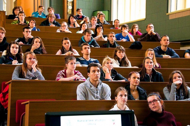 Правительство Чехии поддержало смягчение визовых правил для студентов из Украины и Беларуси