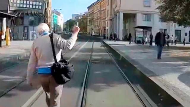 Полиция Праги начала розыск пешехода, не пожелавшего пропустить «скорую»