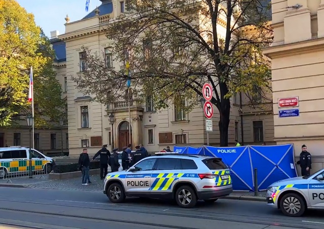 Перед зданием правительства Чехии застрелился пенсионер