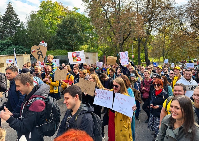 У посольства РФ в Праге прошел митинг за присоединение Калининграда к Чехии