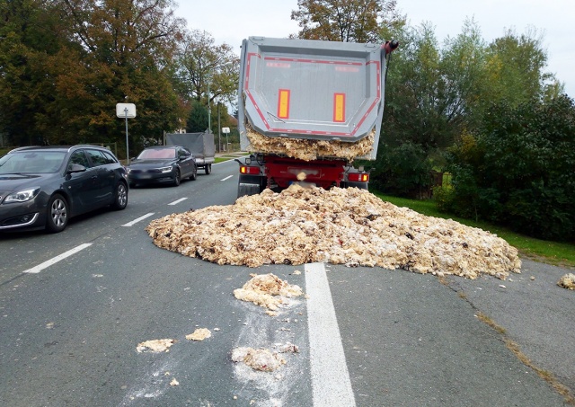 Горшочек, не вари: в Чехии из грузовика «убежало» тесто