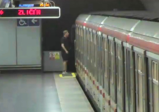 В пражском метро неизвестный напал на машиниста: видео
