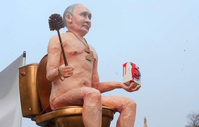Активисты принесли скульптуру голого Путина к Пражскому Граду.