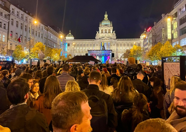 В Праге митинг в поддержку ЛГБТ+ собрал несколько тысяч человек: видео