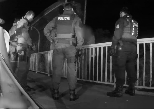 В Праге полицейские отговорили мужчину от самоубийства: видео