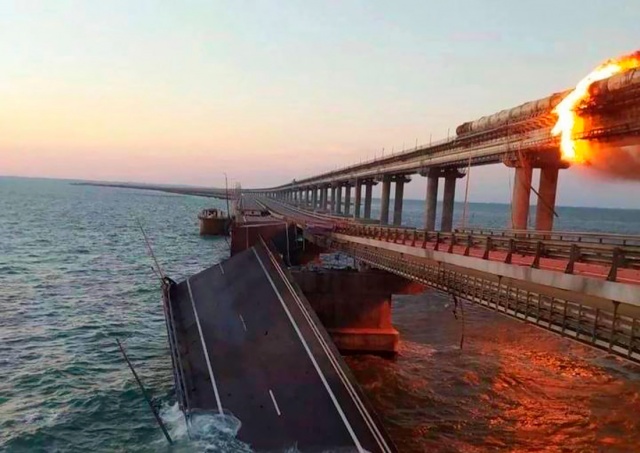 На Крымском мосту прогремел взрыв. Обрушены два пролета