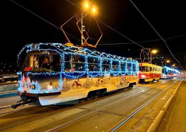 Рождественские трамваи вышли на улицы Праги: фото и видео