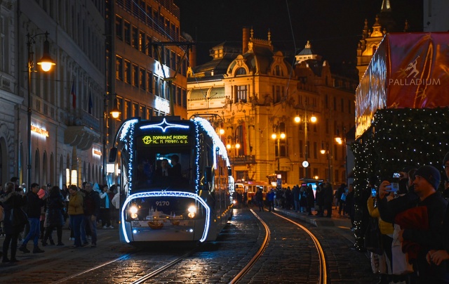 В Праге сломался рождественский трамвай