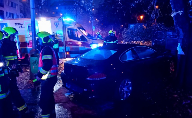 В Праге автомобиль сбил двух женщин на тротуаре