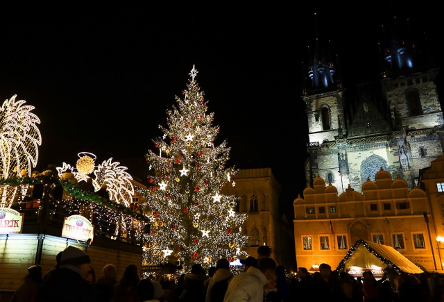 Рождественская ёлка Праги послужит добру и после праздников  